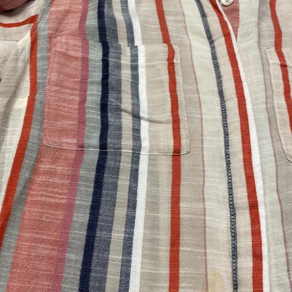 Two pockets in the front button up 100% Rayon shirt - Picture 4 of 8